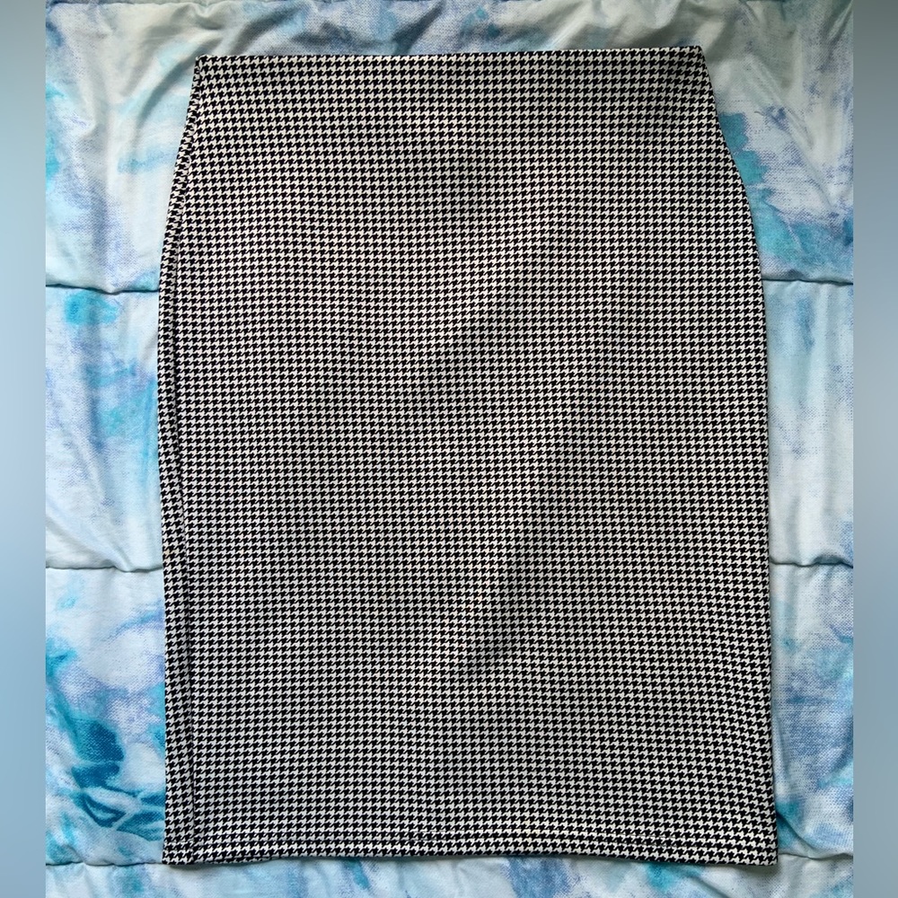 Maze collection black and white skirt